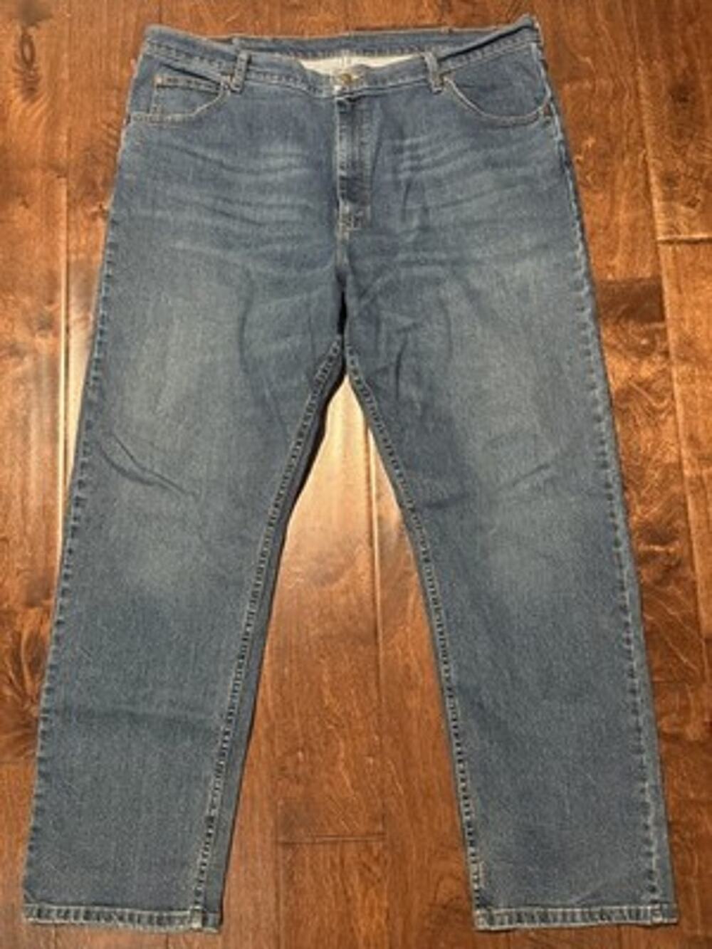 Wrangler Men's Relaxed Fit Straight Leg Jeans Medium Wash Blue 42x32 Cotton